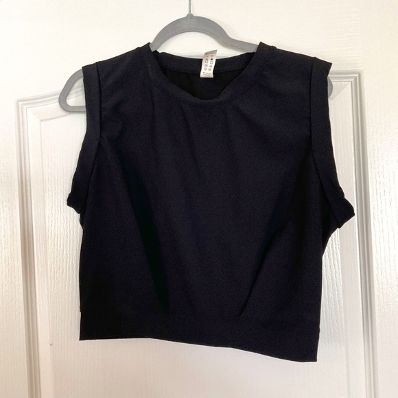 NWOT, Size Large, Halara™ Flow Pet Hair Resistant Crew Neck Sleeveless Cropped - Picture 1 of 9
